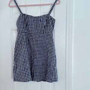 A checkered shortcut dress with zipper